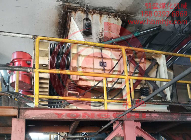 側(cè)卸活化給料機(jī)在金雞灘煤礦安裝調(diào)試完畢！